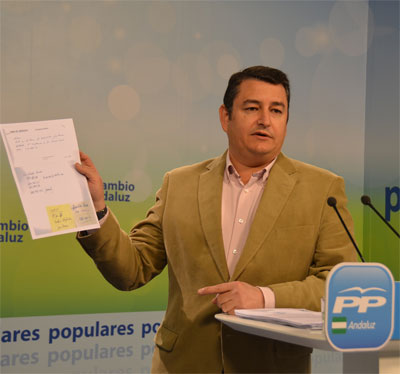 El secretario general del PP-A, Antonio Sanz, mostrando los documentos en la rueda de prensa
