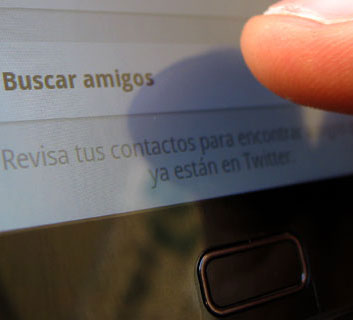 Noticia de Politica 24h: FACUA denuncia a Twitter por guardar sin permiso la agenda de contactos de los mviles