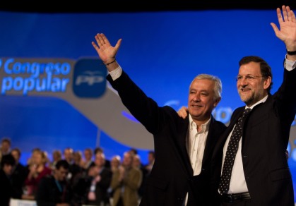 El presidente del Gobierno y del Partido Popular, Mariano Rajoy junto a al candidato a la Junta de Andaluca, Javier Arenas
