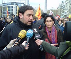 Oriol Junqueras atendiendo a los medios en la cabecera de la manifestacin de Barcelona