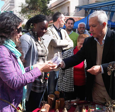 El presidente del PP andaluz, Javier Arenas, durante su visita al Mercadillo de Carboneras (Almera)