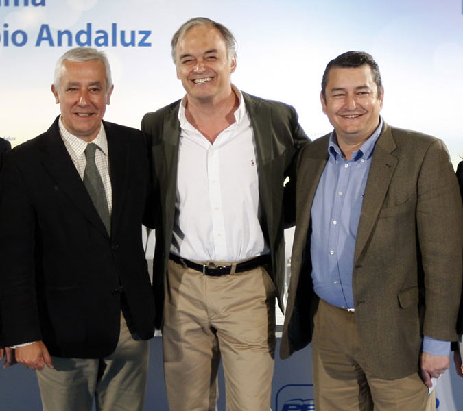Javier Arenas, Esteban Gonzlez Pons y Antonio Sanz junto con otros dirigentes del PP en el acto que ha tenido lugar hoy en Granada