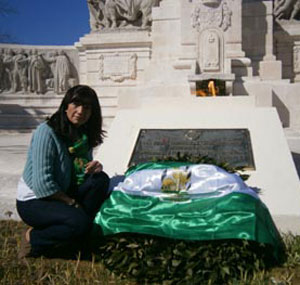 Pilar Gonzlez en Cdiz, donde ha colocado una bandera de Andaluca en el Monumento a Las Cortes