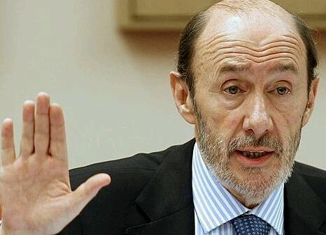 Noticia de Politica 24h: Rubalcaba: El problema es la diferencia, el dinero que le pagaba el PP a Rajoy y de dnde sale ese dinero, si del cajn A o del B