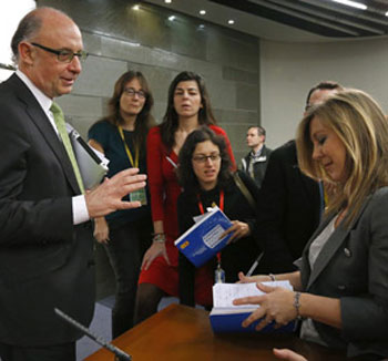 El Ministro Montoro atiende a los periodistas tras el Consejo de Ministros