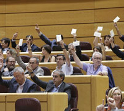 Noticia de Politica 24h: Sobres marrones ante la falta de explicaciones de Rajoy en el Congreso con el lema Gobierno dimisin'