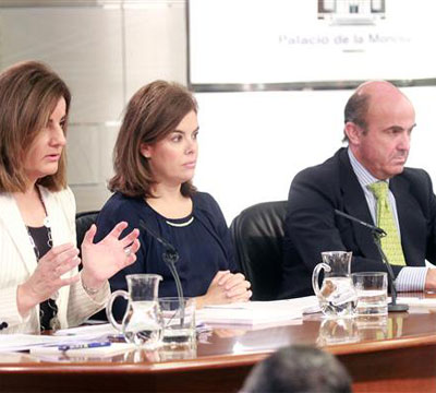 La vicepresidenta, ministra de la Presidencia y portavoz, Soraya Senz de Santamara, la ministra de Empleo y Seguridad Social, Ftima Bez, y el ministro de Economa y Competitividad, Luis de Guindos, durante la rueda de prensa posterior al Consejo