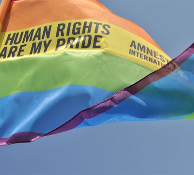 La bandera del arcoires en la Manifestacin del Orgullo en Palermo, junio de 2013.  Amnesty International