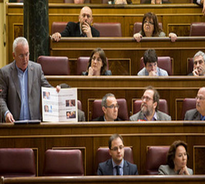 Noticia de Politica 24h: 4 diputado/as de IU expulsados por tratar de leer el contenido de la mocin contra la corrupcin cuyo debate ha vetado el PP