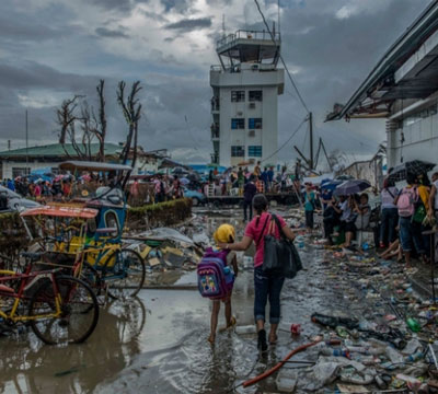 Supervivientes de Tacloban reunidos en el aeropuerto esperando evacuacin  Yann Libessart/MSF
