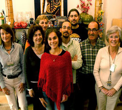 Voluntarios y voluntarias en una tienda de Barcelona