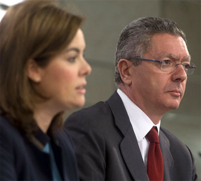 El ministro de Justicia, Alberto Ruiz-Gallardn, junto a la vicepresidenta, Soraya Senz de Santamara, durante la rueda de prensa del Consejo de Ministros del 31 de octubre de 2013. | Foto: lamoncloa.gob.es