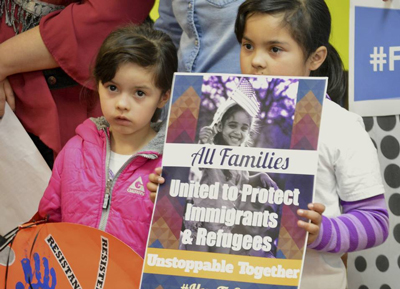 Nias en un mitin en Albuquerque el 25 de enero de 2017 en el que activistas denuncian las polticas sobre migracin que quiere poner en marcha Donald Trump. AP Photo/Russell Contreras